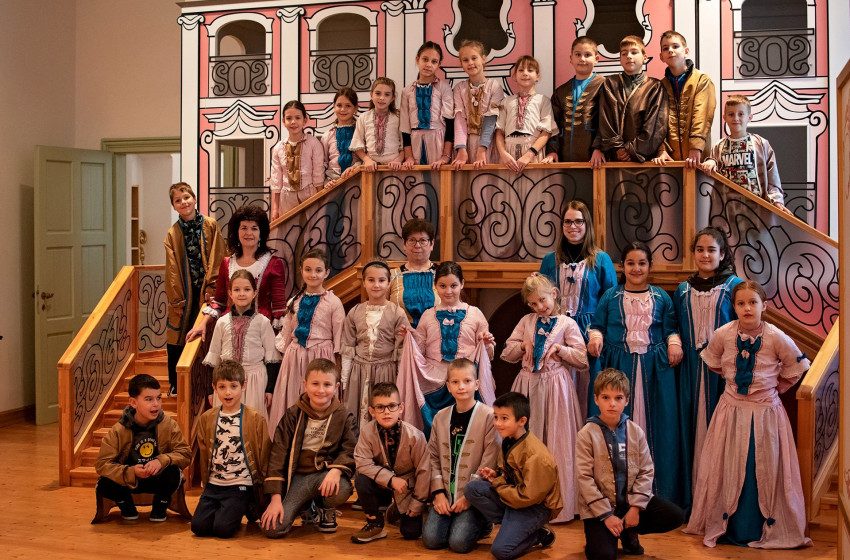 Korhű ruhába öltöztek Fertődön a kapuvári katolikus iskola tanulói