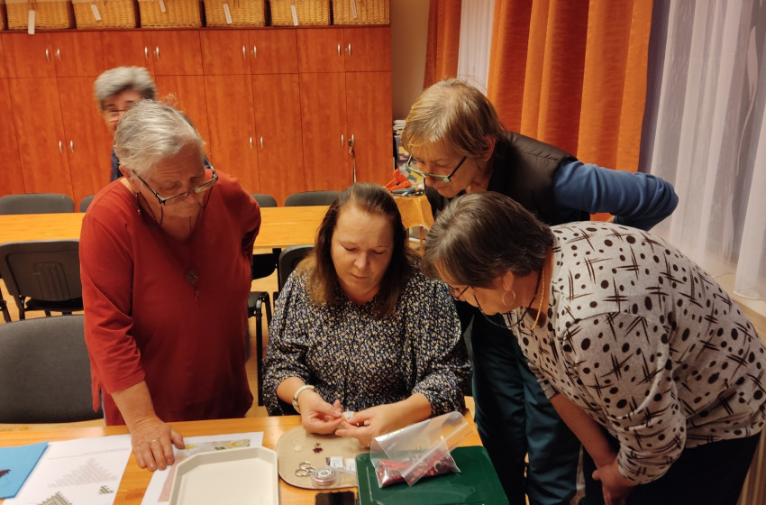 Kiss Ágota, gyöngyékszer készítő népi iparművész volt a kapuvári Művelődés Központ vendége
