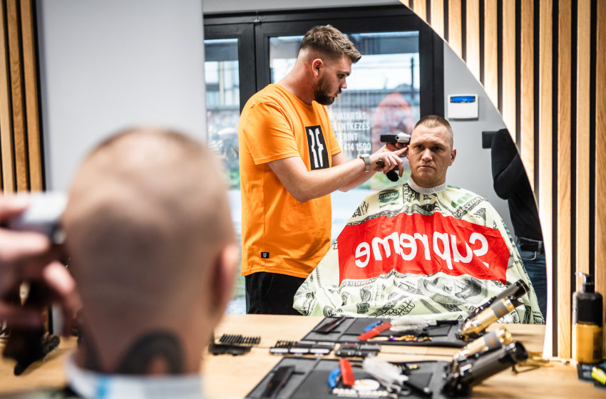 Hova jár fodrászhoz Essemm? Kapuvárra. Vágod? Vágom 