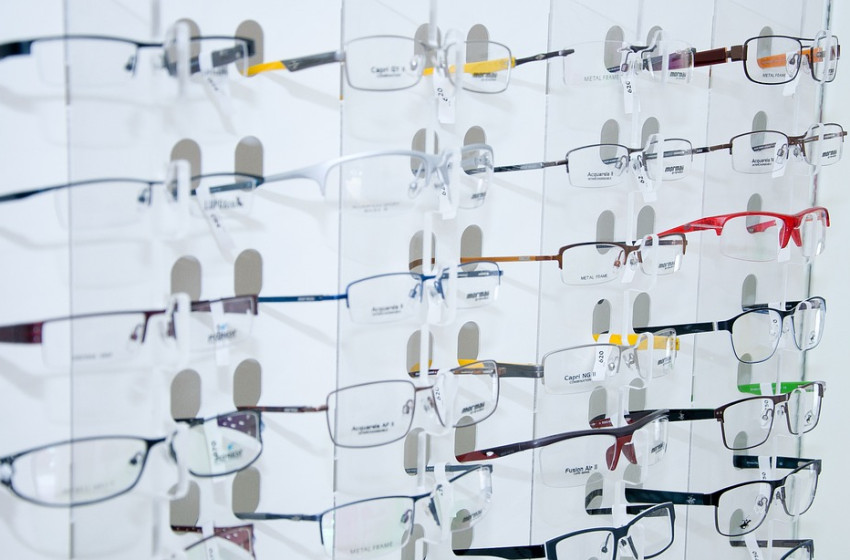 Ön kiszúrta? Így lopott el egy 160 ezer forintos napszemüveget Sopronban egy nő - videó