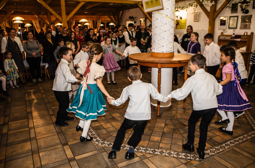 Jótékonysági bált szervezett a Barsi iskola