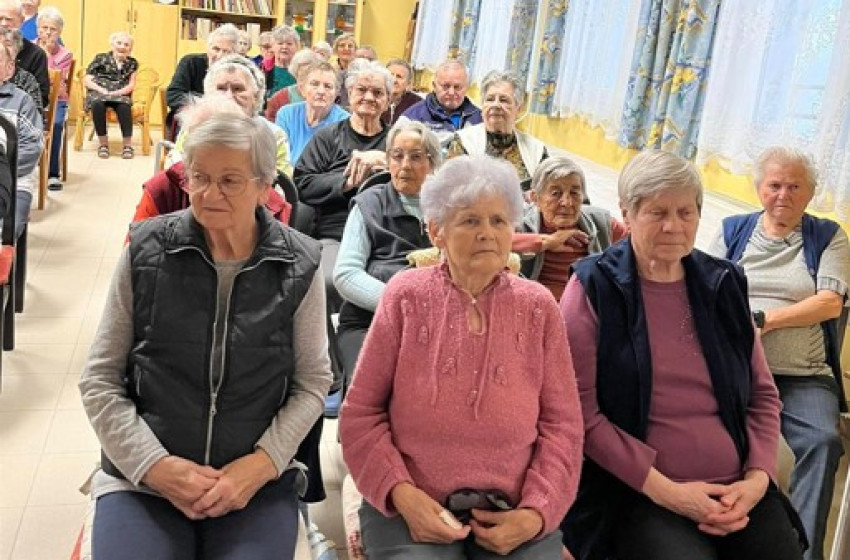 A meghitt pillanatok jegyében: rábatamási diákok ünnepi műsora a Jobaházi Idősek Otthonában 