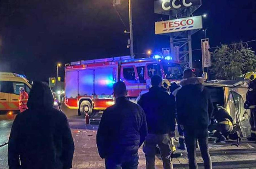 Durva baleset a Tesconál – Úgy oldalba trafálta a Lada a Volkswagent, hogy felborult, a sofőrt csak feszítővágóval lehetett kiszedni