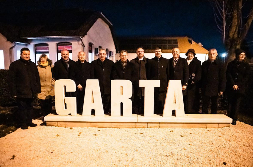 Garta névemlékművet avattak a városrész központjában