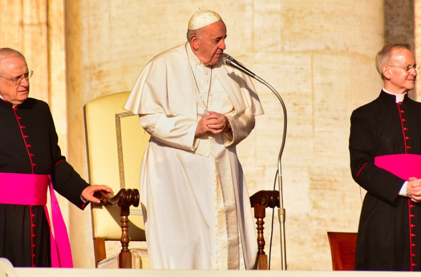 Vatikán: Ferenc pápa jobban van