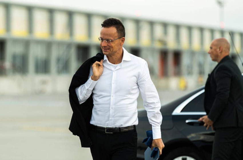 Elfogta a svájci légierő a Genfbe tartó Szijjártó Pétert