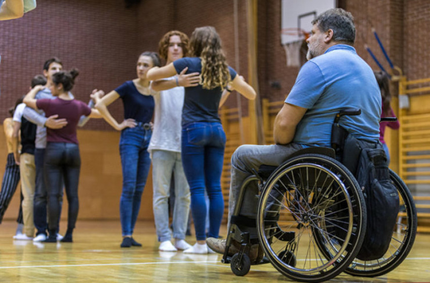Holló András kerekesszékes tánctanár tart előadást a csornai Jézus Szíve templomban