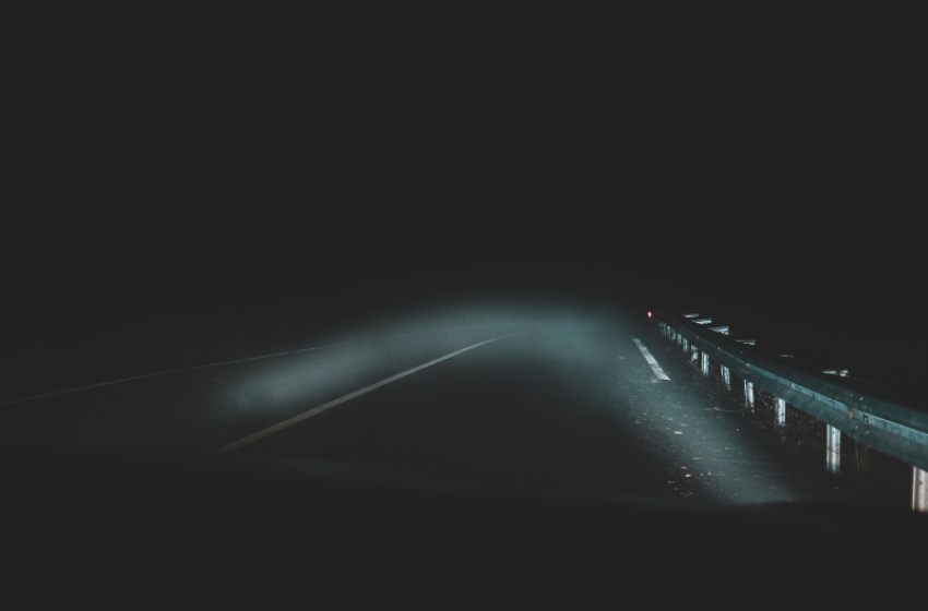 Tetejére borult egy autó Csorna mellett