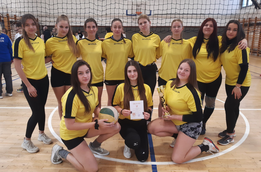 Első helyen a röplabdás Hunyadis lány csapat