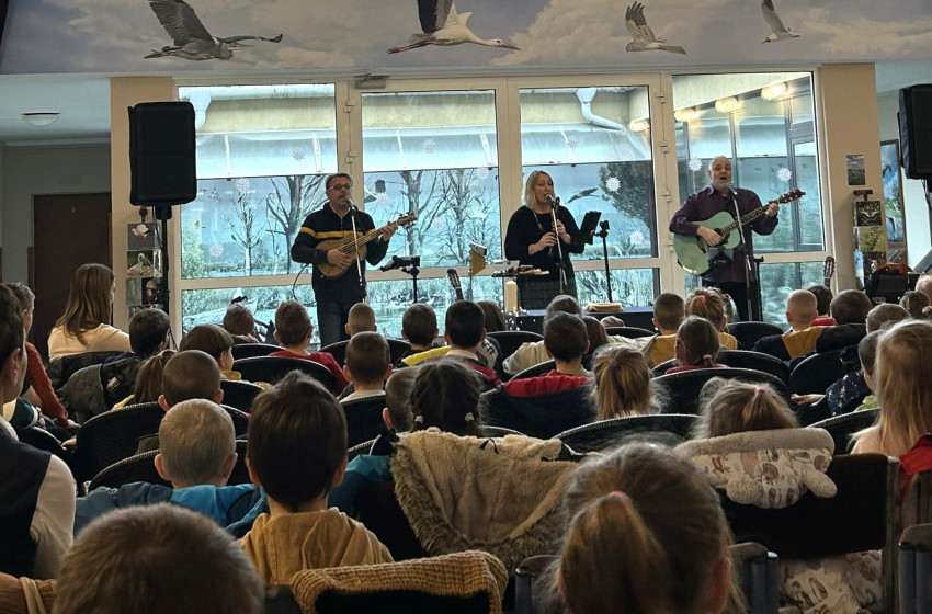 Adventi koncertet adott a Garabonciás Együttes csornai óvodásoknak