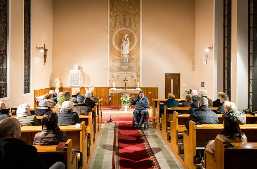 Isten boldognak szeretne látni bennünket – Holló András kerekkesszékes tánctanár előadása Csornán