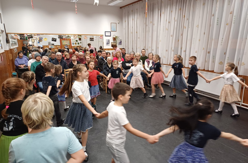 Nagyszülők karácsonyi köszöntése a Barsi iskolában 