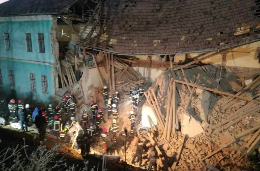 Leomlott egy székelyudvarhelyi diákotthon külső fala, gyermekek szorultak a romok alá