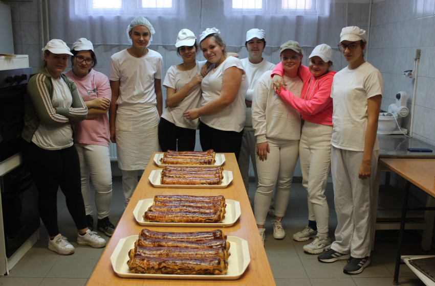 Bejglivel kedveskedtek a város közintézményeinek a csornai Kossuth iskolások