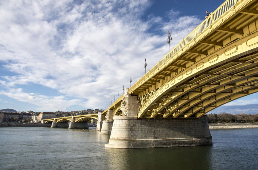 Teherhajó ütközött a Margit hídnak