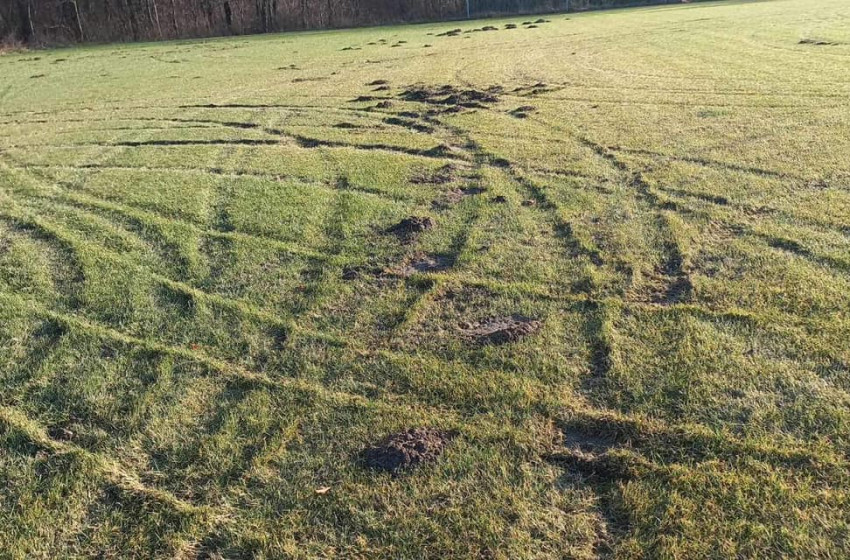 Ha a gázt tudta húzni, legyen töke a felelősséget is vállalni! - off-road pályának nézte a rábacsécsényi focipályát