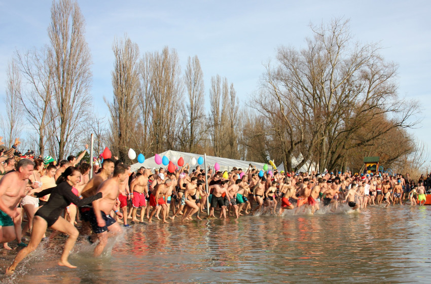 Rengetegen balatoni csobbanással indították az évet