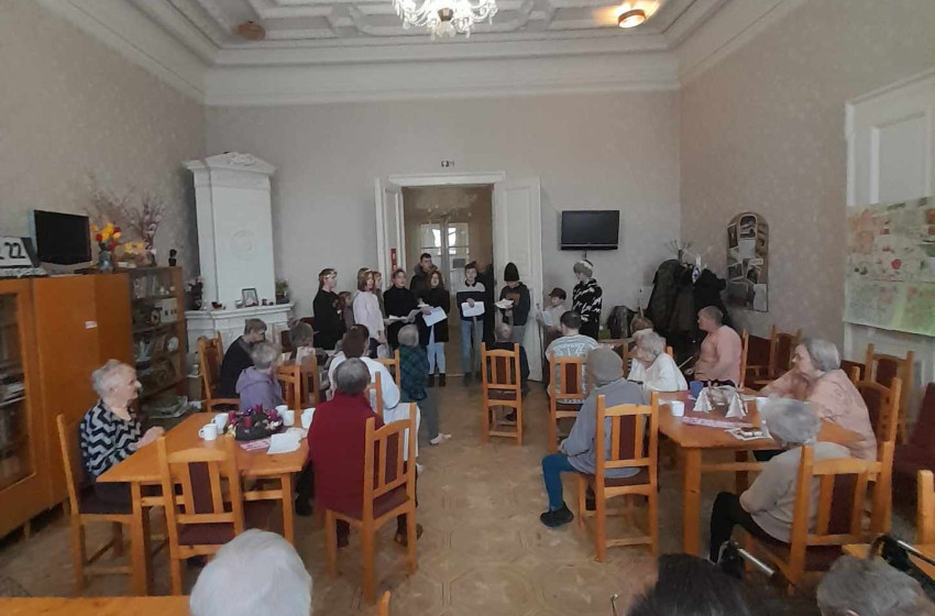 Az agyagosszergényi gyerekek látogatása a nagylózsi idősotthonban