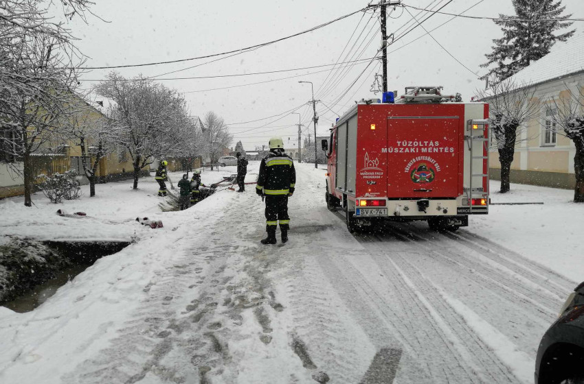 Tűzoltók a vízzel szemben Osliban