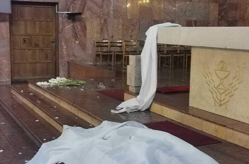 Őrület! Bement egy templomba és szétverte a kegytárgyakat az őrjöngő férfi