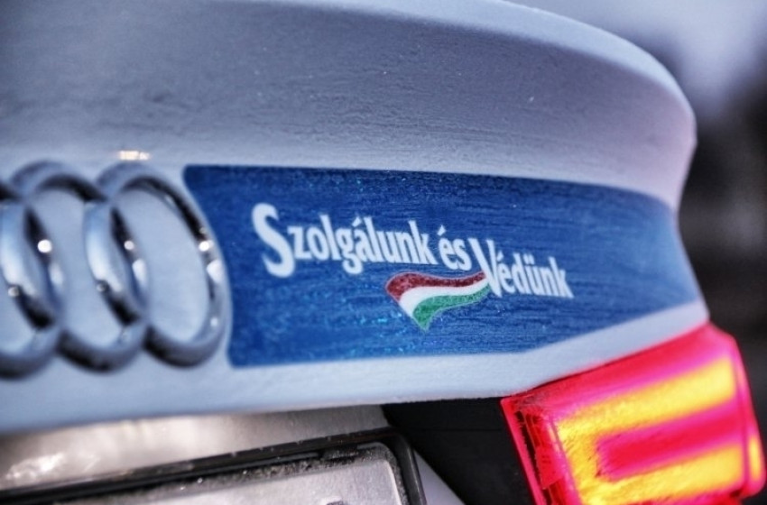 Kamionnak ütközött egy autó az M1-esen