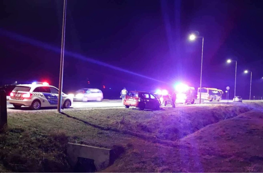 Baleset Csornánál. Árokba sodródott egy gépkocsi a 85-ös főúton