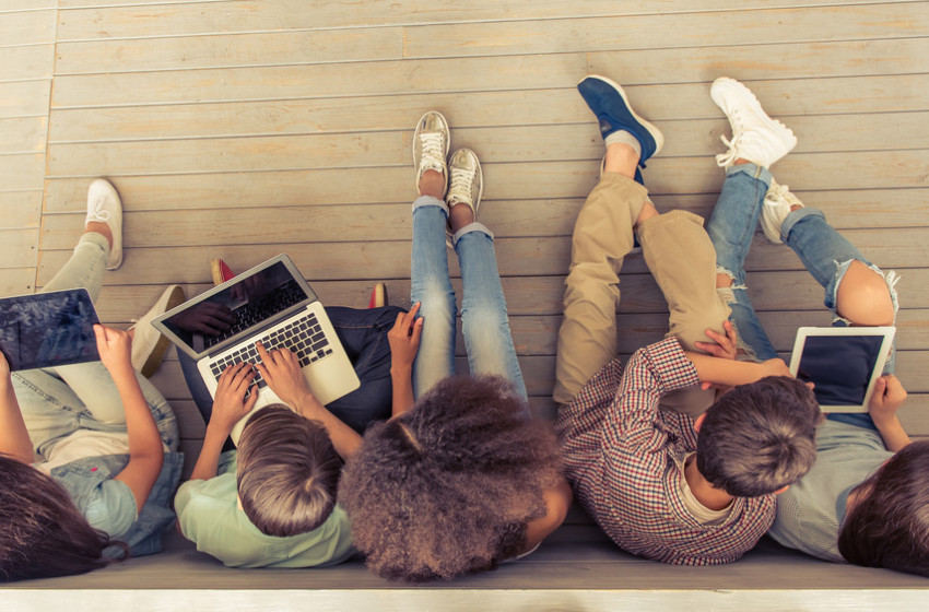 Hivatalosan is elindul idén a tudatos internethasználatra nevelő Digitális Tinik program