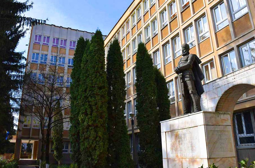 Újra megtörtént! Levette magát a gimnázium negyedik emeletéről egy diák