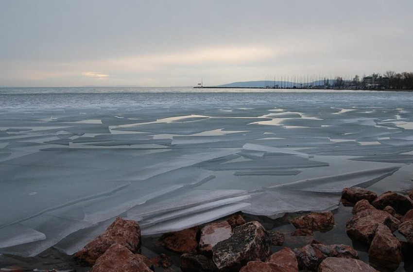 Mélyen zsebbe kell nyúlnia annak, aki a Balaton jegére lép