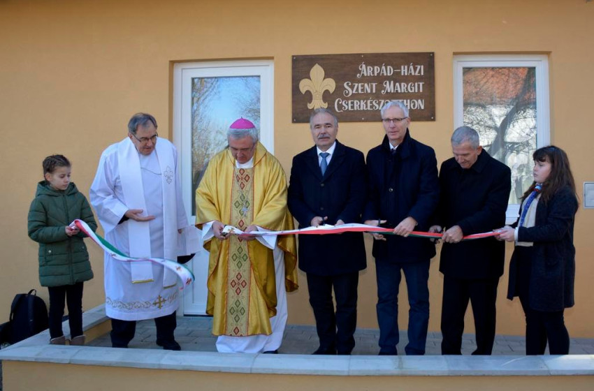 Felújított cserkészotthonnal, plébániával tündököl a Dunasziget 