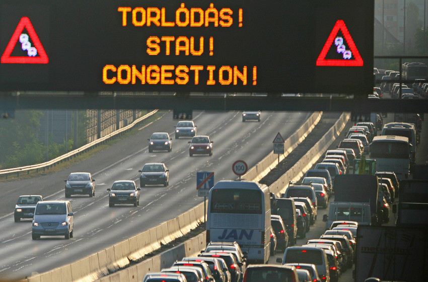 Torlódik a forgalom az M1-esen