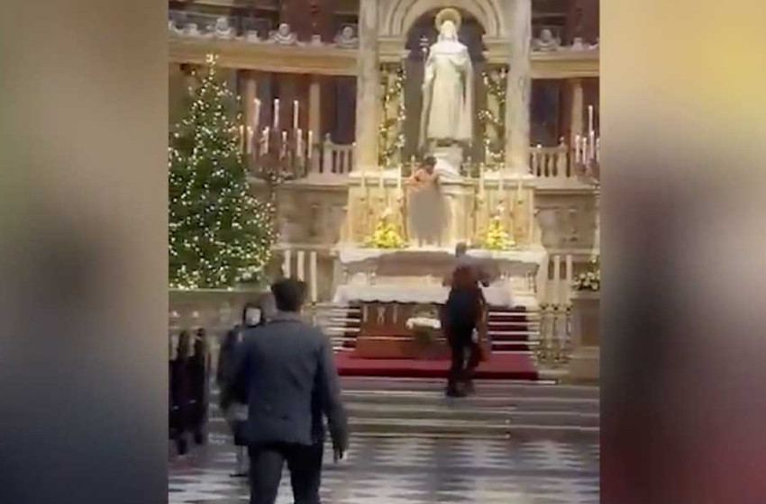 Egy 20 éves nigériai cserediák felmászott az oltárra és meztelenül mutogatta magát