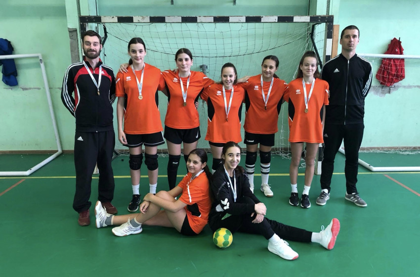 Kézilabdás sikert arattak a csornai Széchenyis diákok