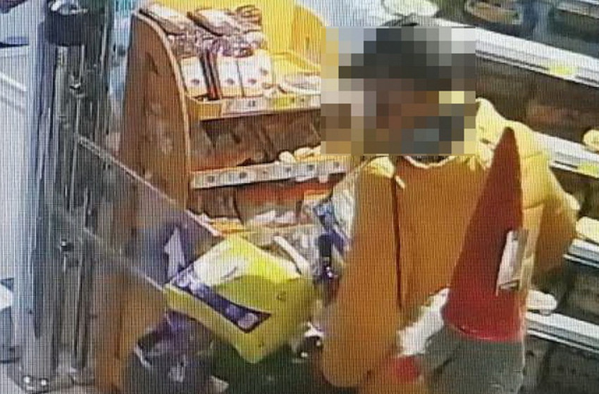 Kitolta a Lidlből a 186 ezer forintnyi áruval megtömött bevásárlókocsit, majd biciklivel vontatta