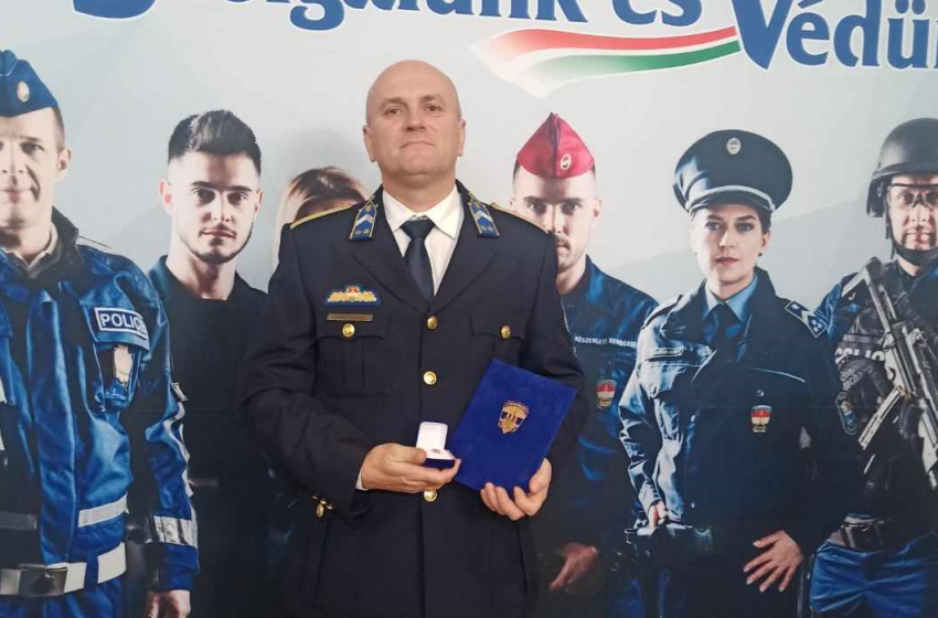 Kiemelkedő szakmai tevékenységéért elismerésben részesült Kapui Mihály r. törzszászlós, babóti körzeti megbízott