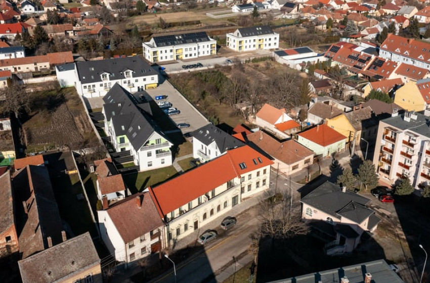 Klasszikus tömegképzés, kortárs megoldások a csornai Andrássy Garden épületeiben