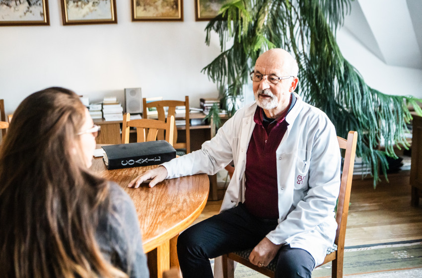 „A gyógyítás egyik alapja a segíteni akaró szemlélet.” – beszélgetés dr. Winiczai Zoltánnal, a Csornai Margit Kórház nyugalmazott igazgatójával