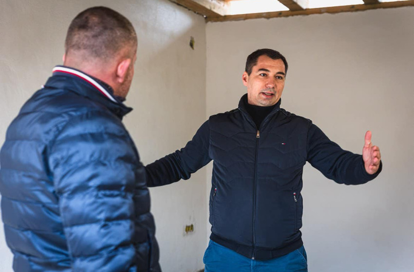 Társadalmi munkával, a Magyar Falu Program segítségével alakítják ki új otthonukat a kónyi táncosok