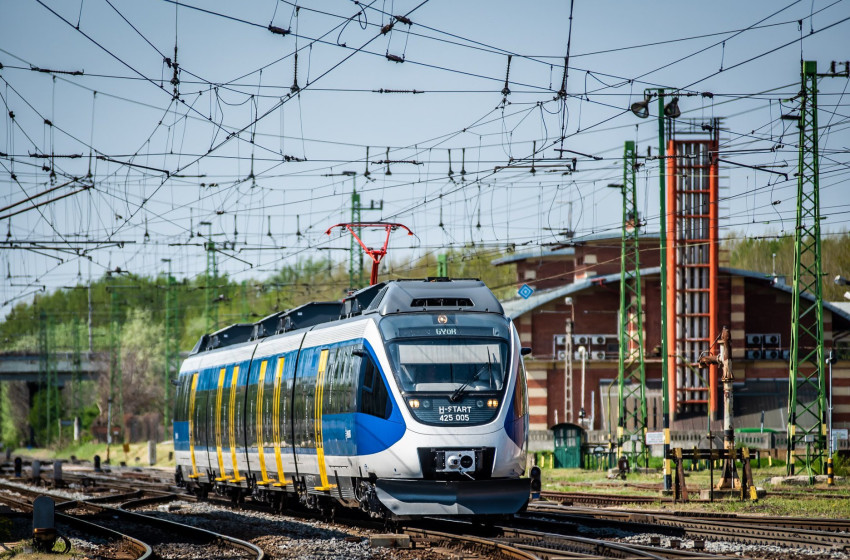 Így közlekednek a vonatok és a buszok az ünnepi hétvégén!