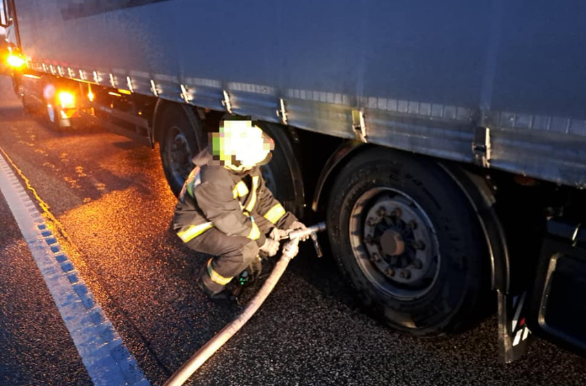 Kamion féktárcsája izzott az M85-ös autóúton