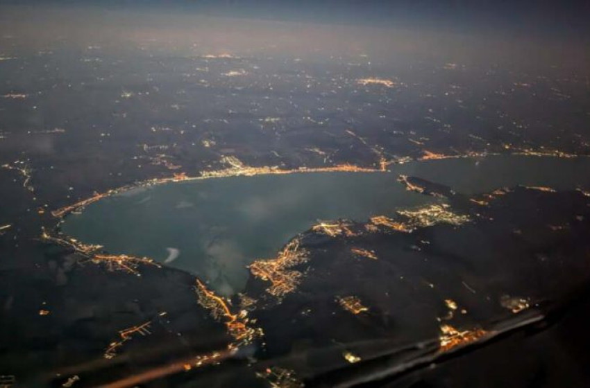 Szédületes képeket készített az éjszakai Balatonról a Wizz Air pilótája