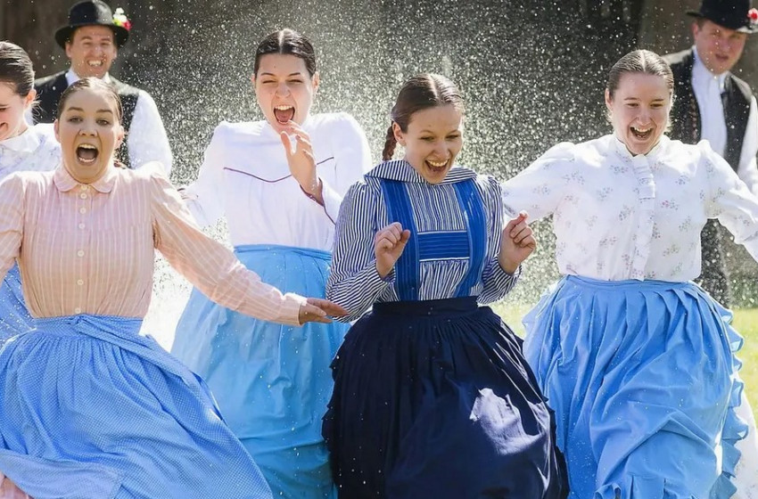 Miért járnak a fiúk locsolkodni, és miért kerül barka a vázába?