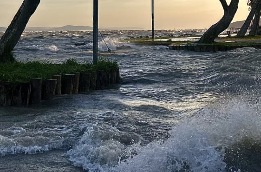 Kiöntött a Balaton a déli partra