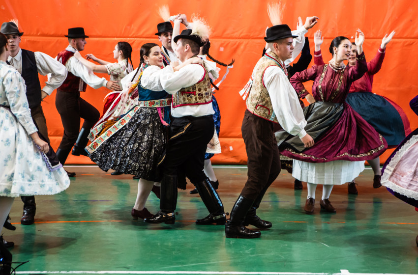 Táncgála és bál Beleden