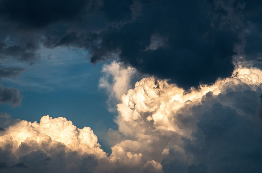 Kilenc megyében figyelmeztetnek zivatarokra