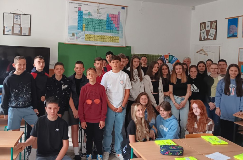 A csornai rendőrség bűnmegelőzési prevenciót tartott a farádi diákoknak