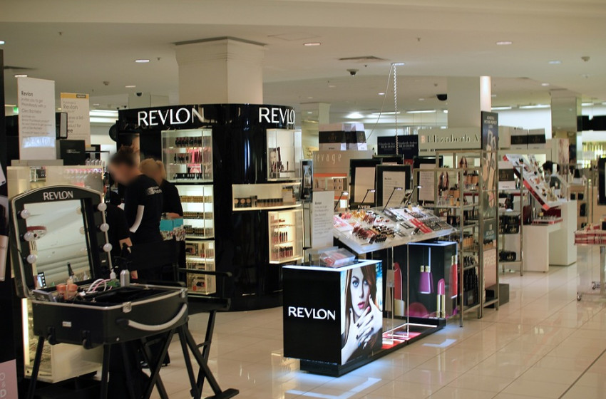 Videón, ahogy egy anya lopni tanítja a 7-8 éves gyermekeit a DM-ben