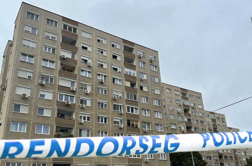 A szülők a lakásban voltak, amikor kiesett a 3 éves kislány az ablakon 