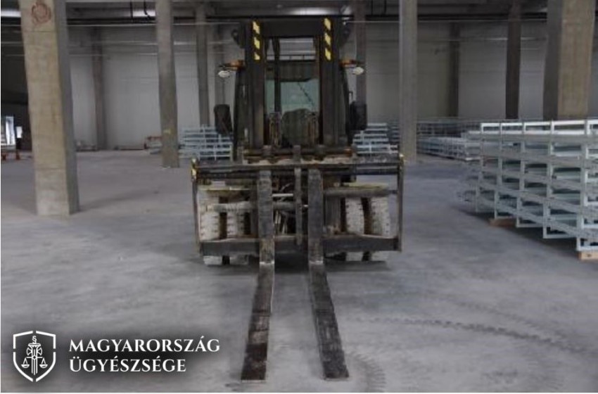 Elítélték a komáromi akkugyár főnökét, aki egy targoncával akart agyonnyomatni egy vendégmunkást, aki emiatt, deréktól lefelé lebénult