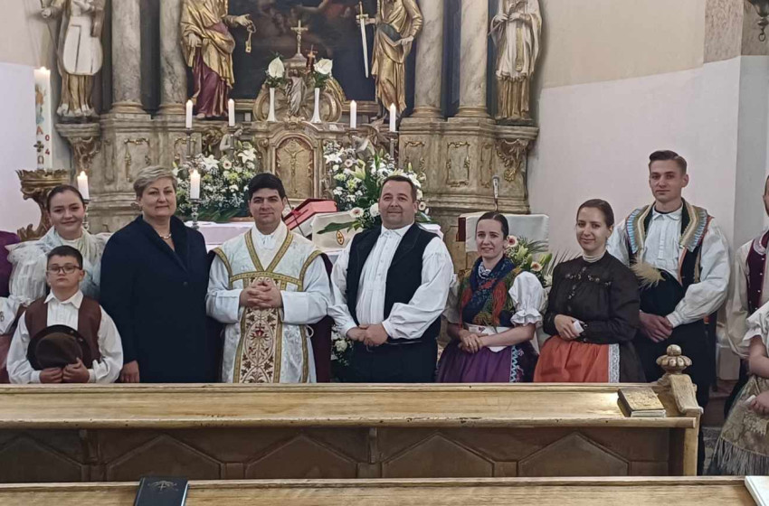 Egykori táncostársukat, Németh Miksa bencés szerzetest köszöntötték a Kapuvár Néptáncegyüttes tagjai